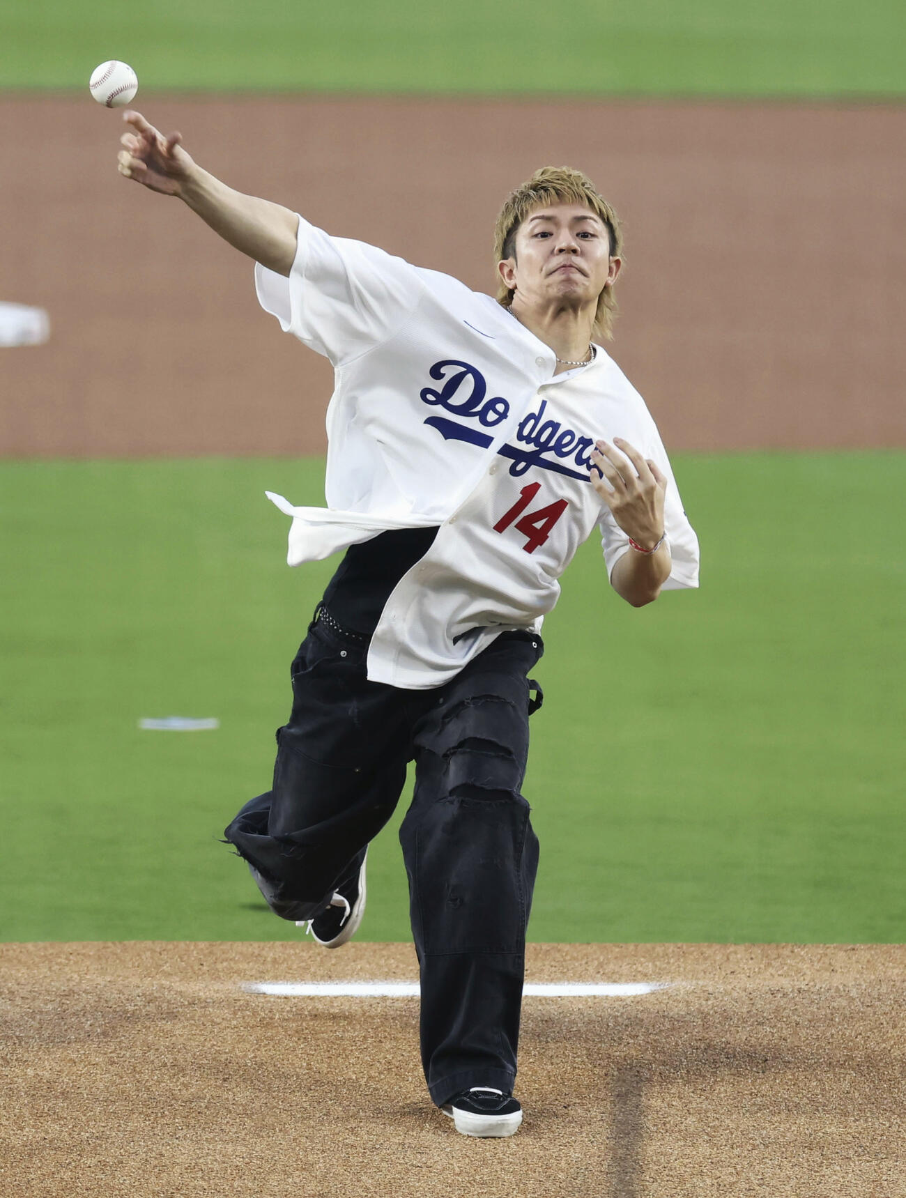 米大リーグ、ドジャース－カージナルス戦で始球式を務めるダンスボーカルグループ「Number＿i（ナンバーアイ）」の岸優太さん＝ロサンゼルス（共同）