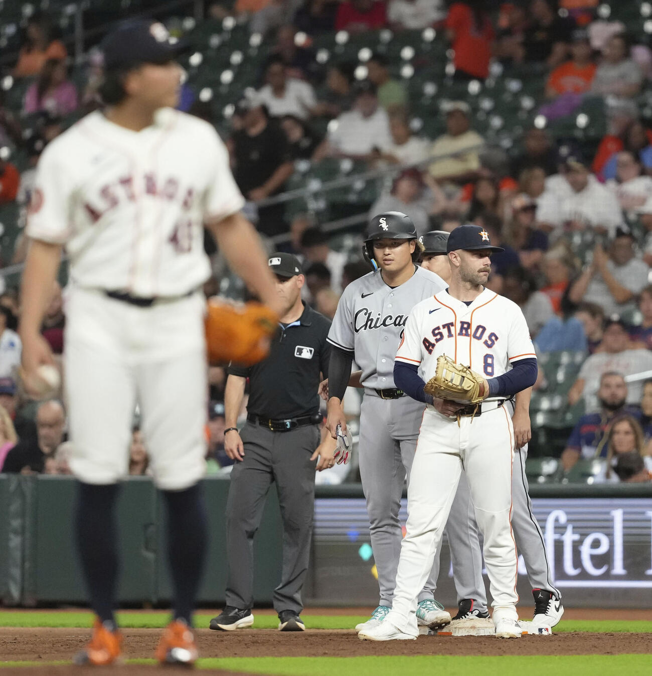 アストロズ戦の7回、四球を選んだホワイトソックス・村上。手前は投手今井＝ヒューストン（共同）
