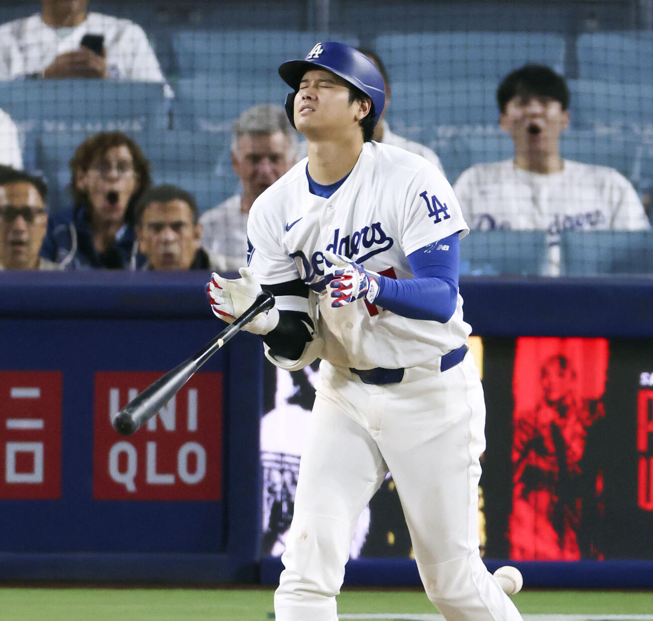 カージナルス戦の7回、死球を受け痛そうな表情のドジャース・大谷＝ロサンゼルス（共同）