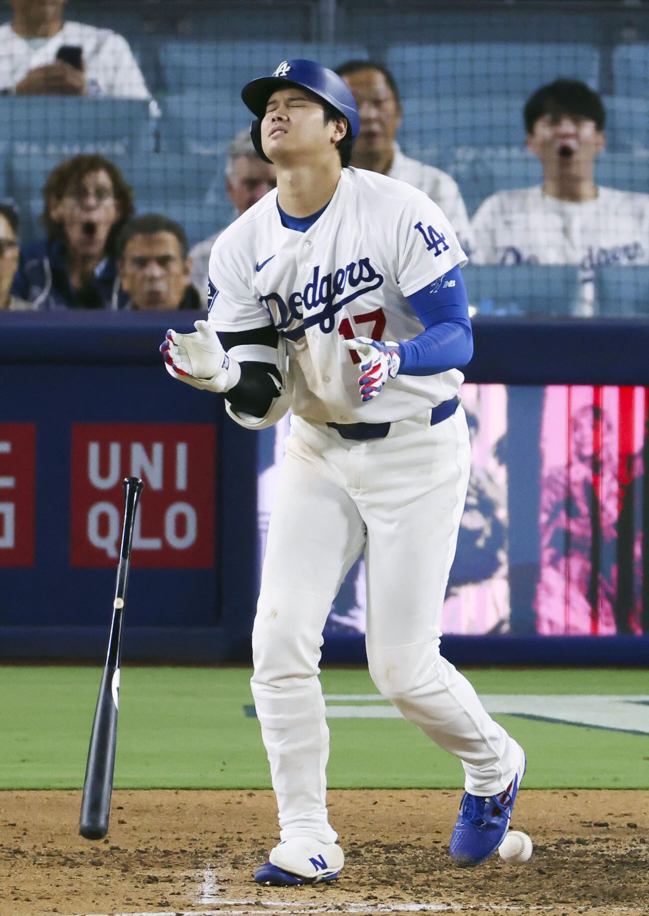 カージナルス戦の7回、死球を受け痛そうな表情のドジャース・大谷＝ロサンゼルス（共同）