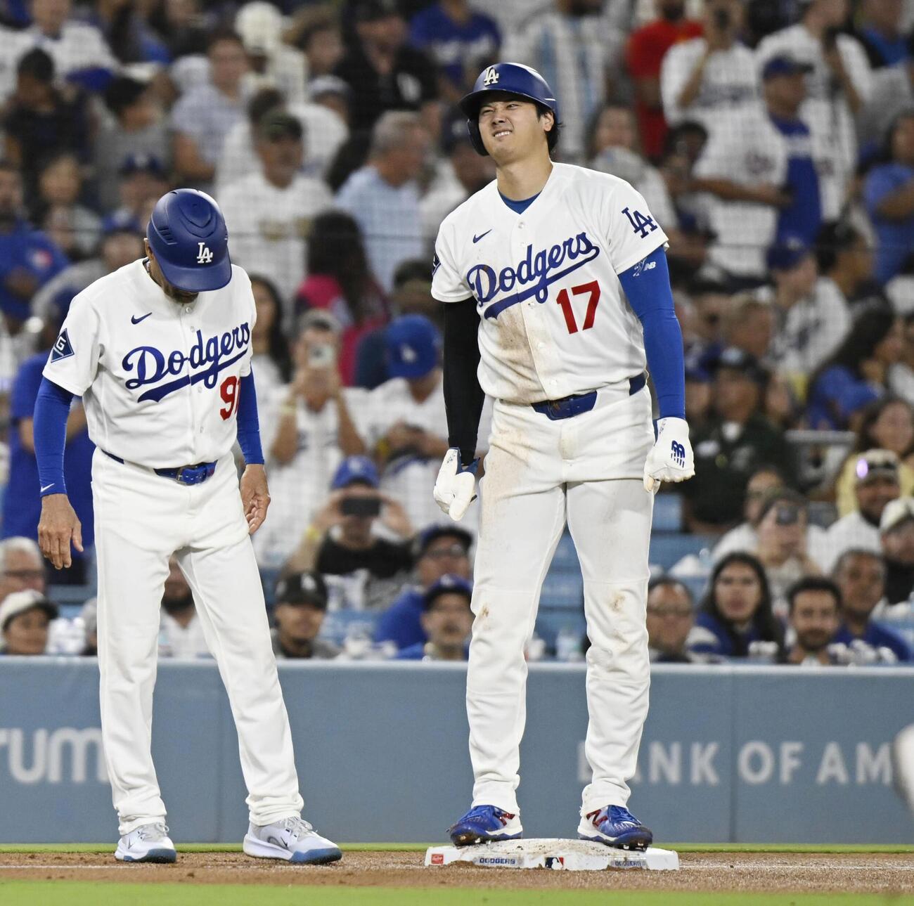 カージナルス戦の5回、ベッツの適時二塁打で三進したドジャース・大谷＝ロサンゼルス（共同）