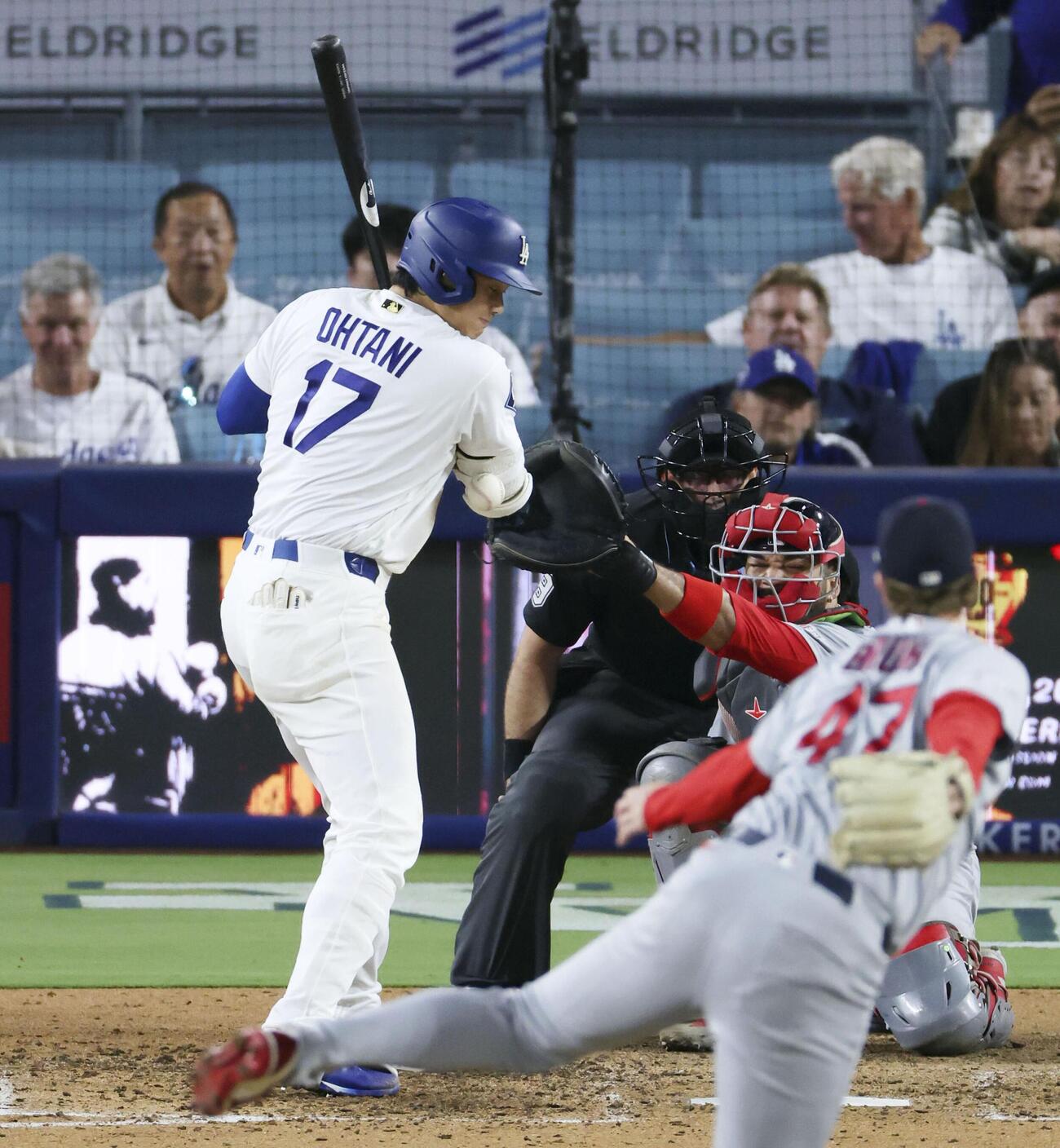 カージナルス戦の7回、死球を受けるドジャース・大谷＝ロサンゼルス（共同）