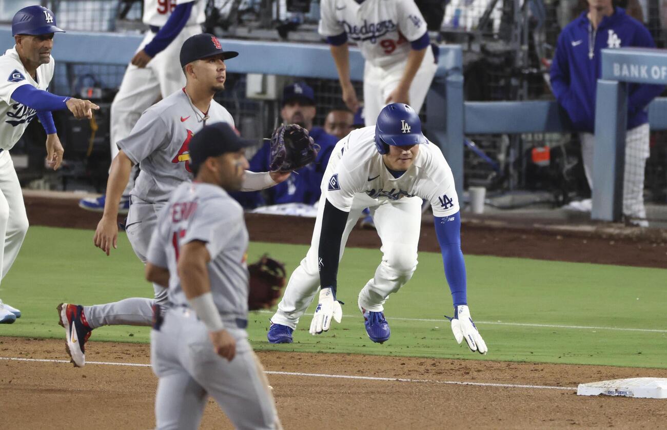 カージナルス戦の5回、ベッツの適時二塁打で一塁から三塁へ進み、オーバーランで慌てて戻るドジャース・大谷（右端）＝ロサンゼルス（共同）