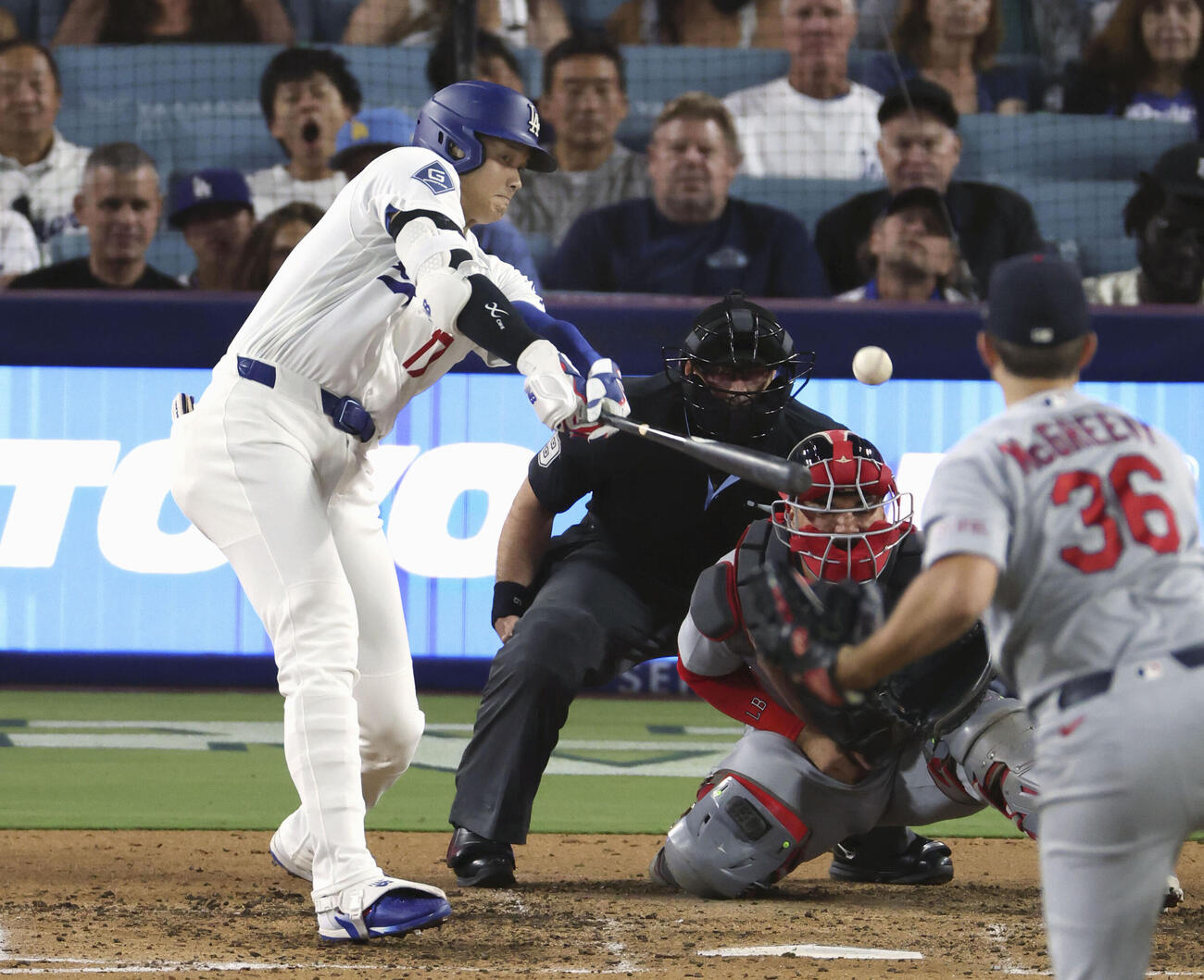 カージナルス戦の5回、中前打を放つドジャース・大谷＝ロサンゼルス（共同）