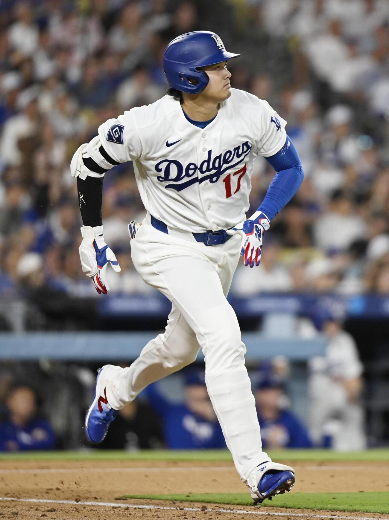 カージナルス戦の5回、中前打を放ち一塁へ向かうドジャース・大谷＝ロサンゼルス（共同）
