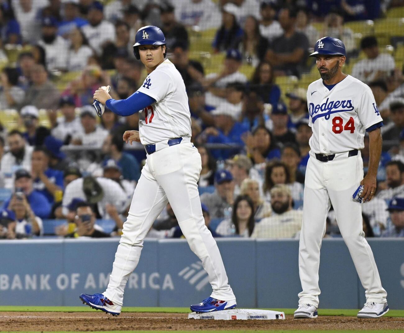 カージナルス戦の3回、四球で出塁したドジャース・大谷（左）＝ロサンゼルス（共同）