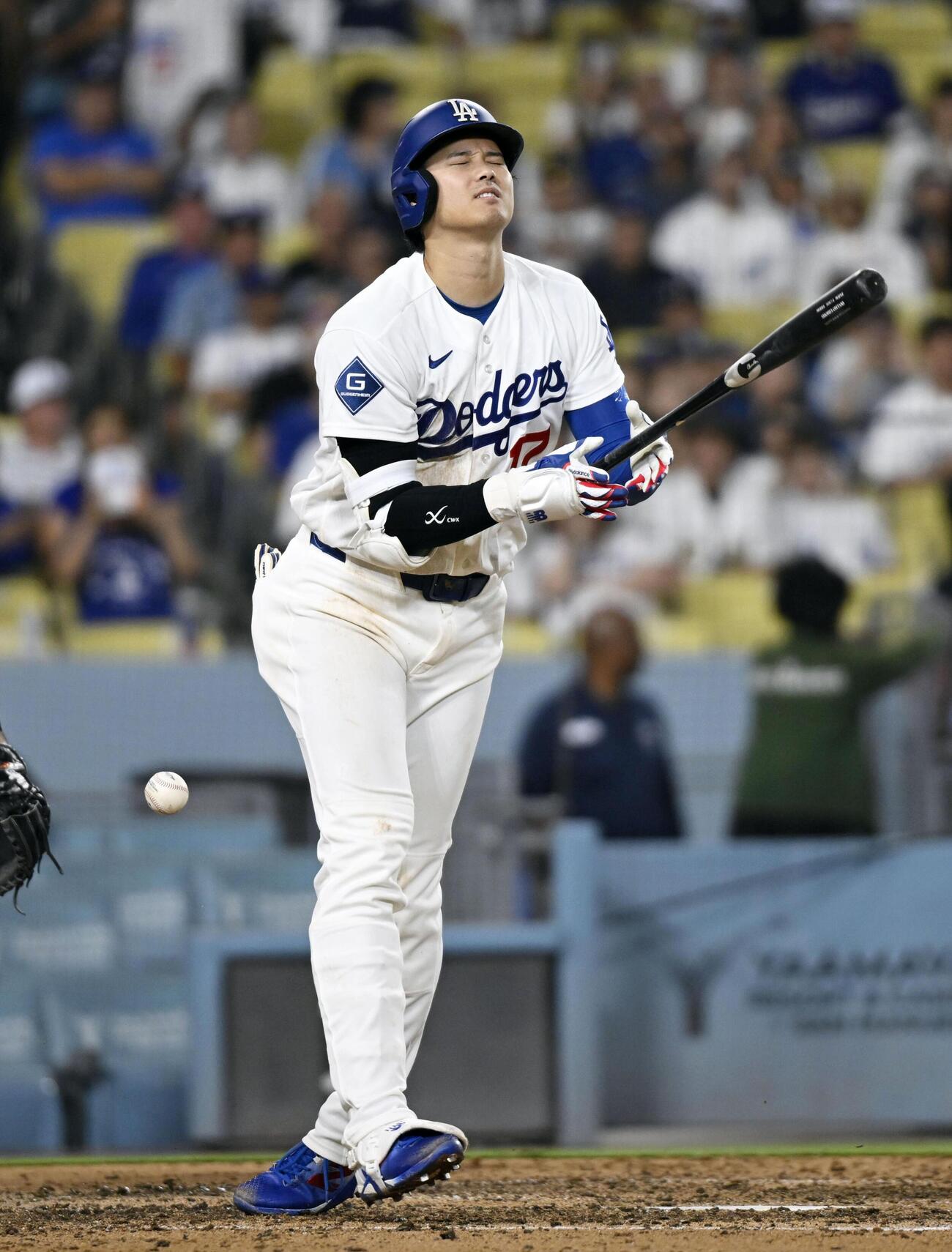 カージナルス戦の7回、死球を受け痛そうな表情のドジャース・大谷＝ロサンゼルス（共同）