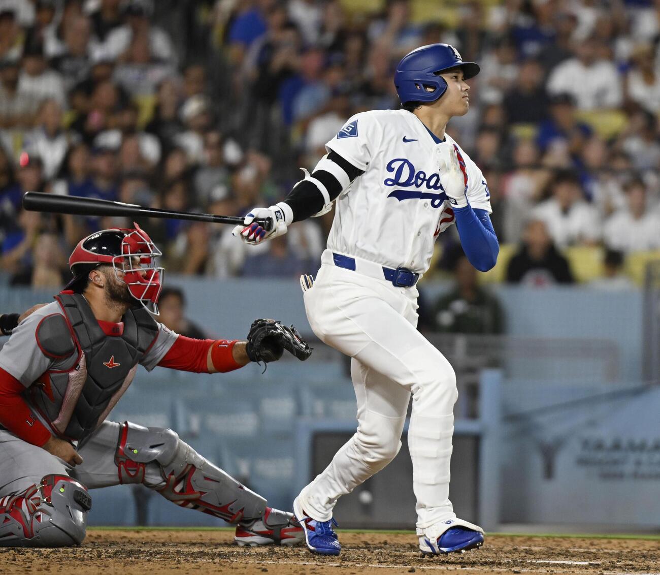 カージナルス戦の5回、中前打を放つドジャース・大谷＝ロサンゼルス（共同）