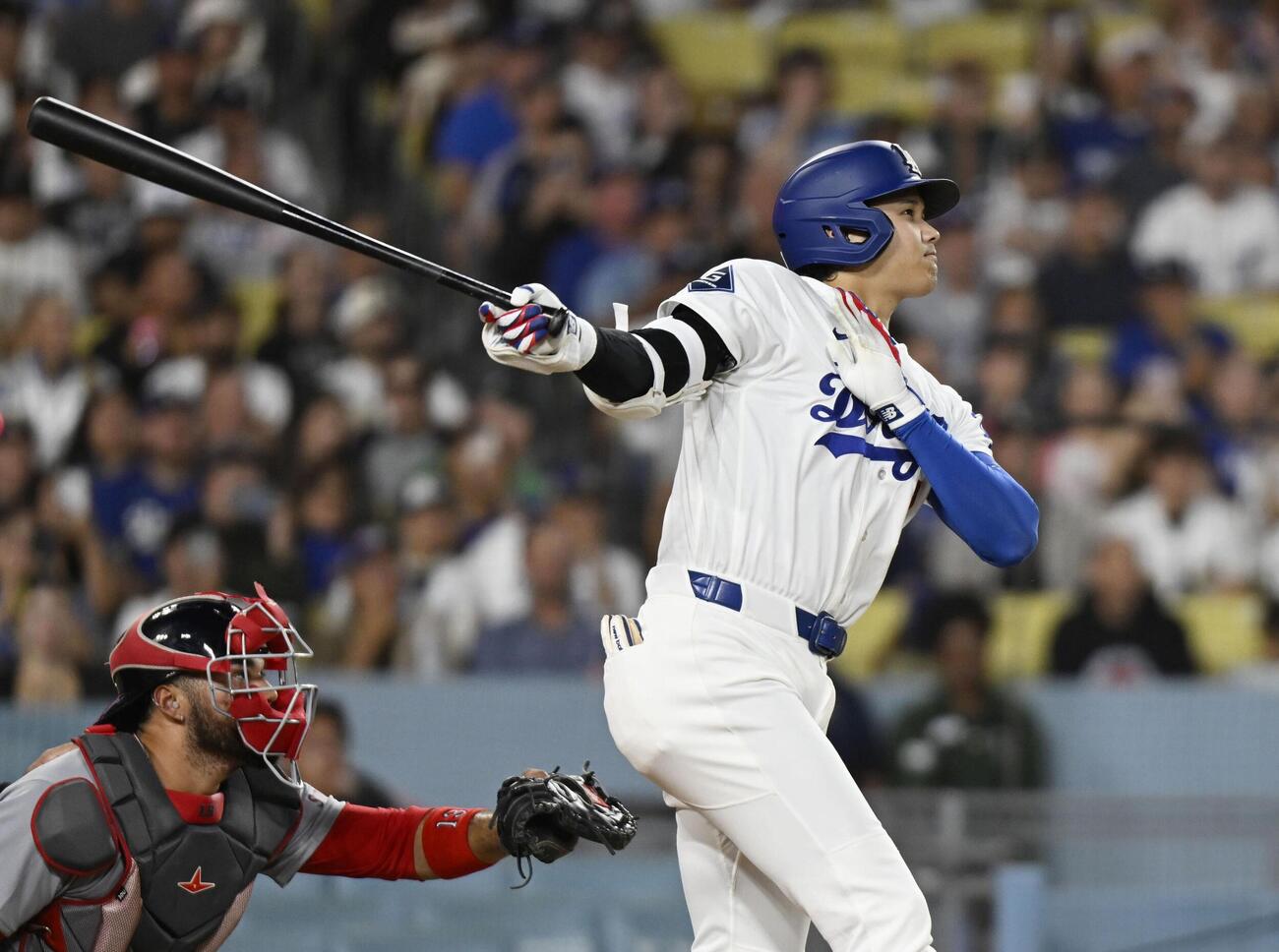 カージナルス戦の5回、中前打を放つドジャース・大谷＝ロサンゼルス（共同）