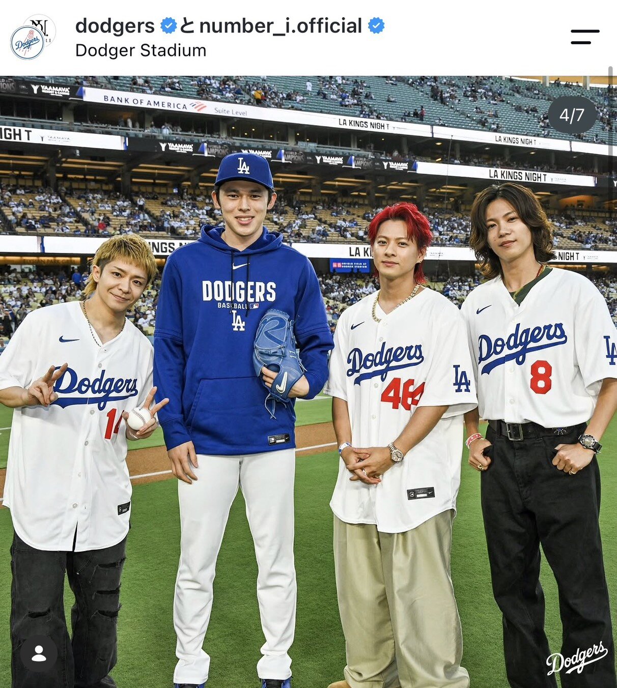 ドジャース公式インスタグラムで公開された、カージナルス戦で始球式を務めたNumber＿iメンバーと佐々木朗希（左から2人目）との記念写真