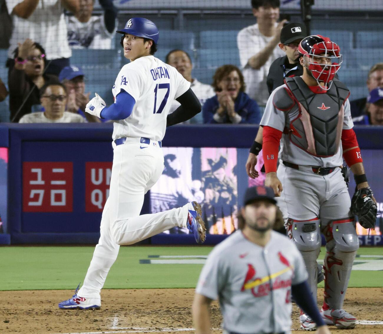 カージナルス戦の7回、スミスの適時二塁打で生還するドジャースの二走大谷＝ロサンゼルス（共同）