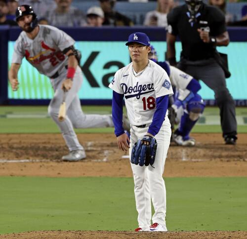 カージナルス戦の6回、サジェシ(奥)に2ランを浴びたドジャース・山本=ロサンゼルス(共同)