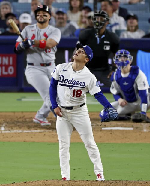 カージナルス戦の7回、ベルナル(左奥)に2ランを浴びたドジャース・山本=ロサンゼルス(共同)