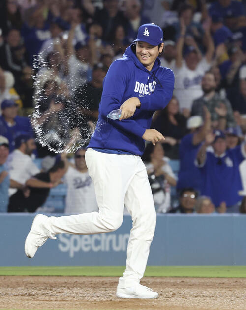 カージナルス戦の9回、チームがサヨナラ勝ちし、喜ぶドジャース大谷=ロサンゼルス(共同)
