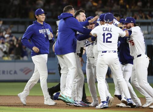 カージナルス戦の9回、チームがサヨナラ勝ちし、喜ぶドジャース大谷(左端)ら=ロサンゼルス(共同)