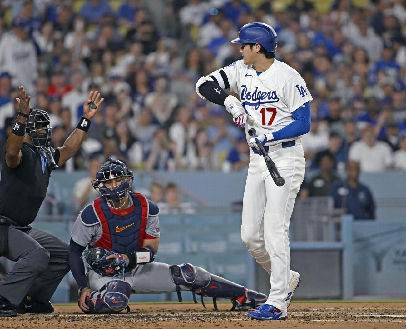 カージナルス戦の2回、死球を受けたドジャース・大谷＝ロサンゼルス（共同）