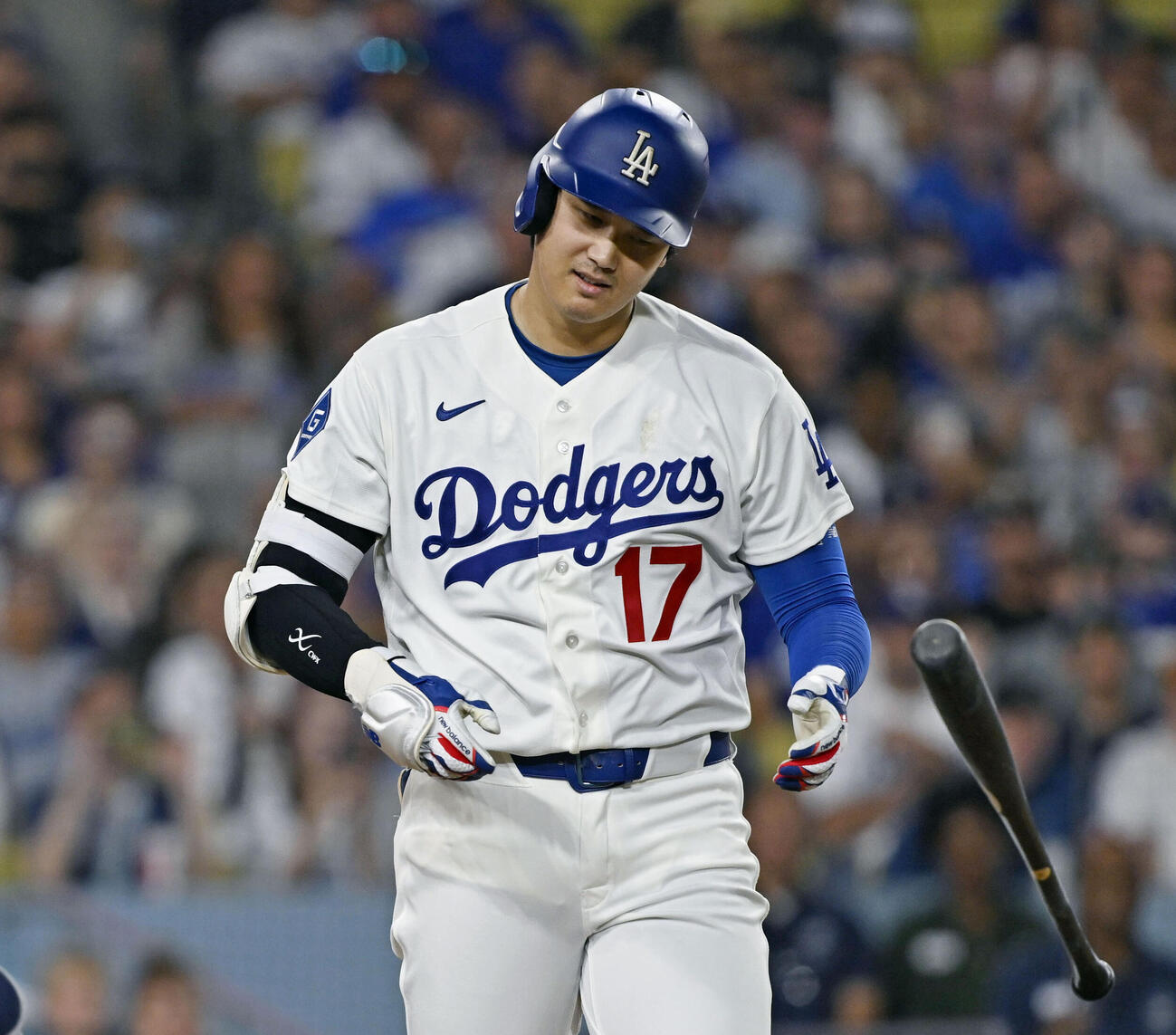 カージナルス戦の2回、死球を受けたドジャース・大谷＝ロサンゼルス（共同）