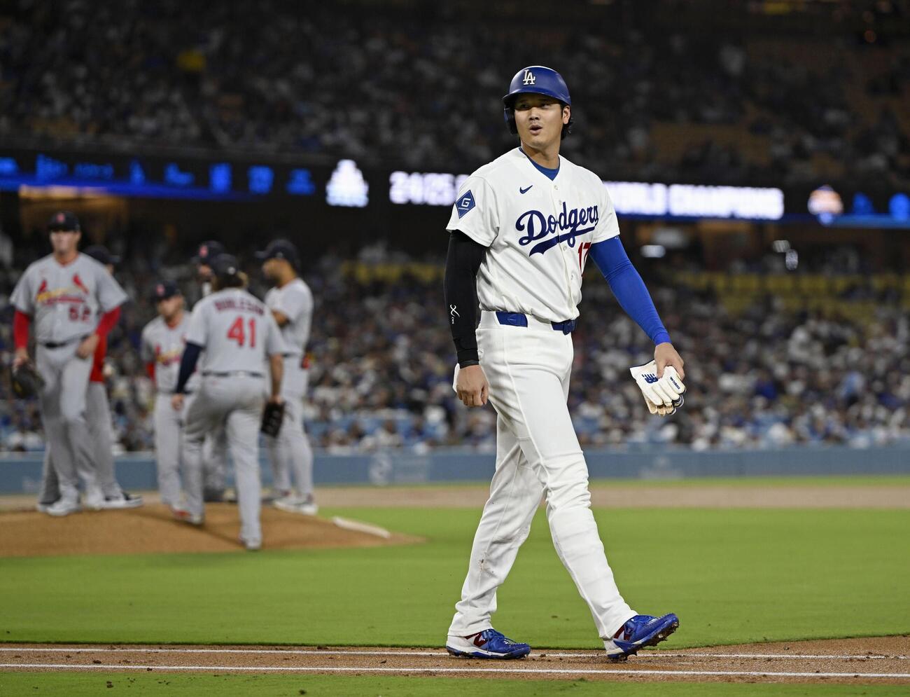 カージナルス戦の2回、死球を受け一塁へ向かうドジャース・大谷＝ロサンゼルス（共同）