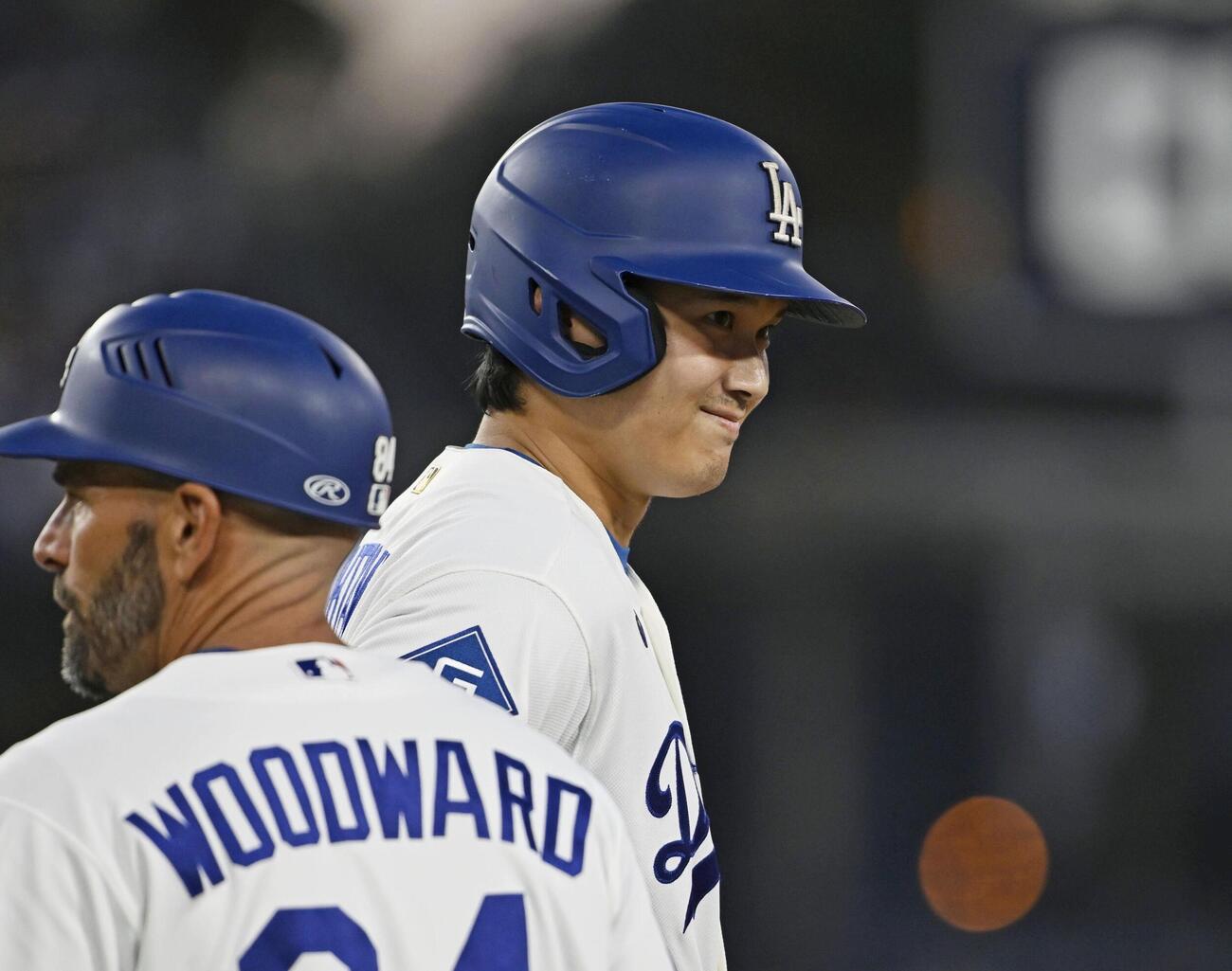カージナルス戦の1回、四球で出塁したドジャース・大谷＝ロサンゼルス（共同）
