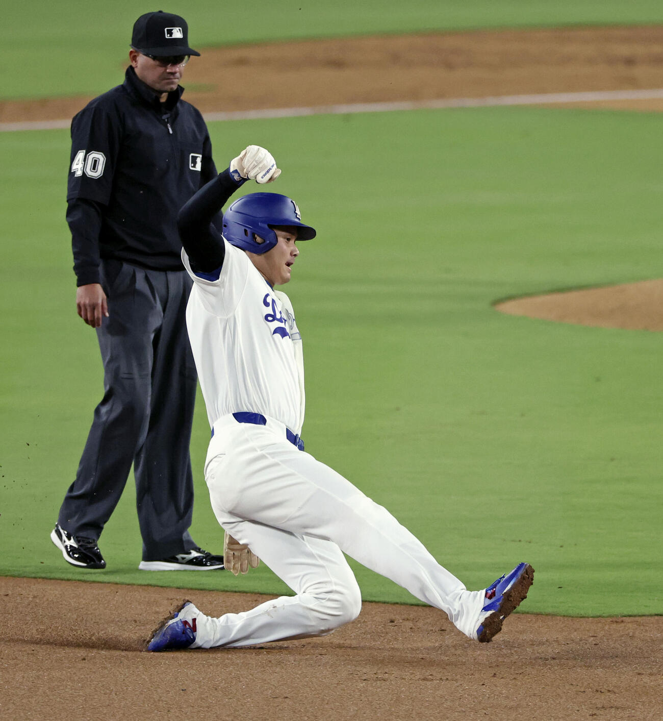 カージナルス戦の2回、二盗を決めるドジャース・大谷＝ロサンゼルス（共同）