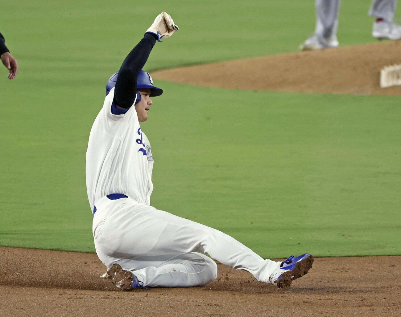 カージナルス戦の2回、二盗を決めるドジャース・大谷＝ロサンゼルス（共同）