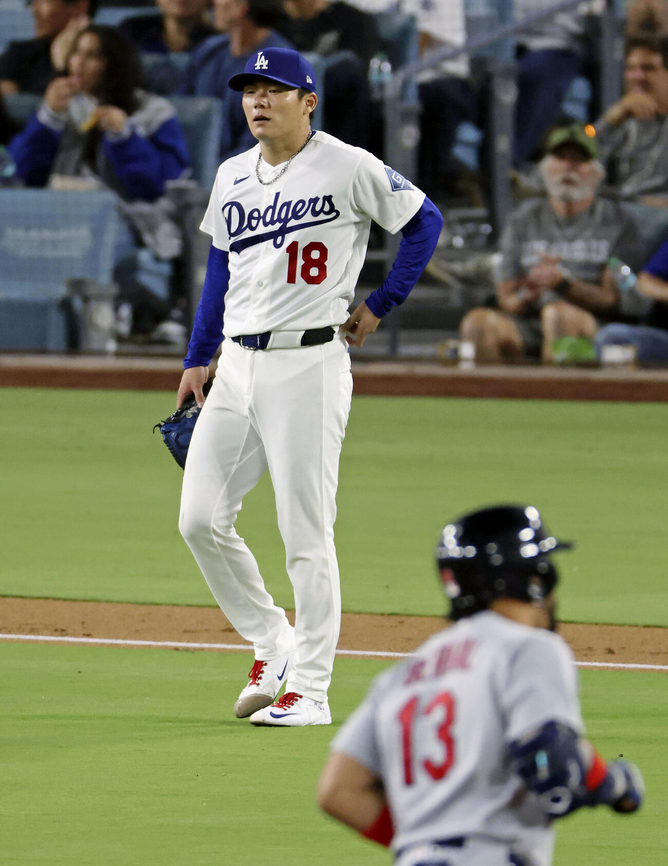 カージナルス戦の7回、ベルナル（手前）に2ランを浴びたドジャース・山本＝ロサンゼルス（共同）