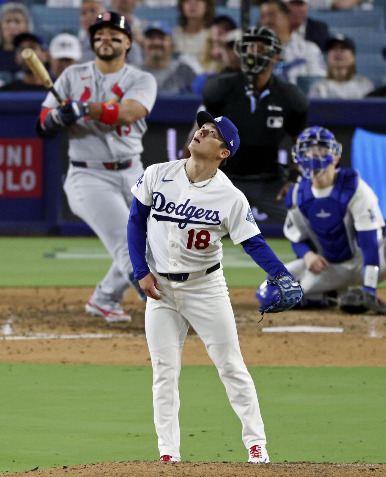 カージナルス戦の7回、ベルナル（左奥）に2ランを浴びたドジャース・山本＝ロサンゼルス（共同）