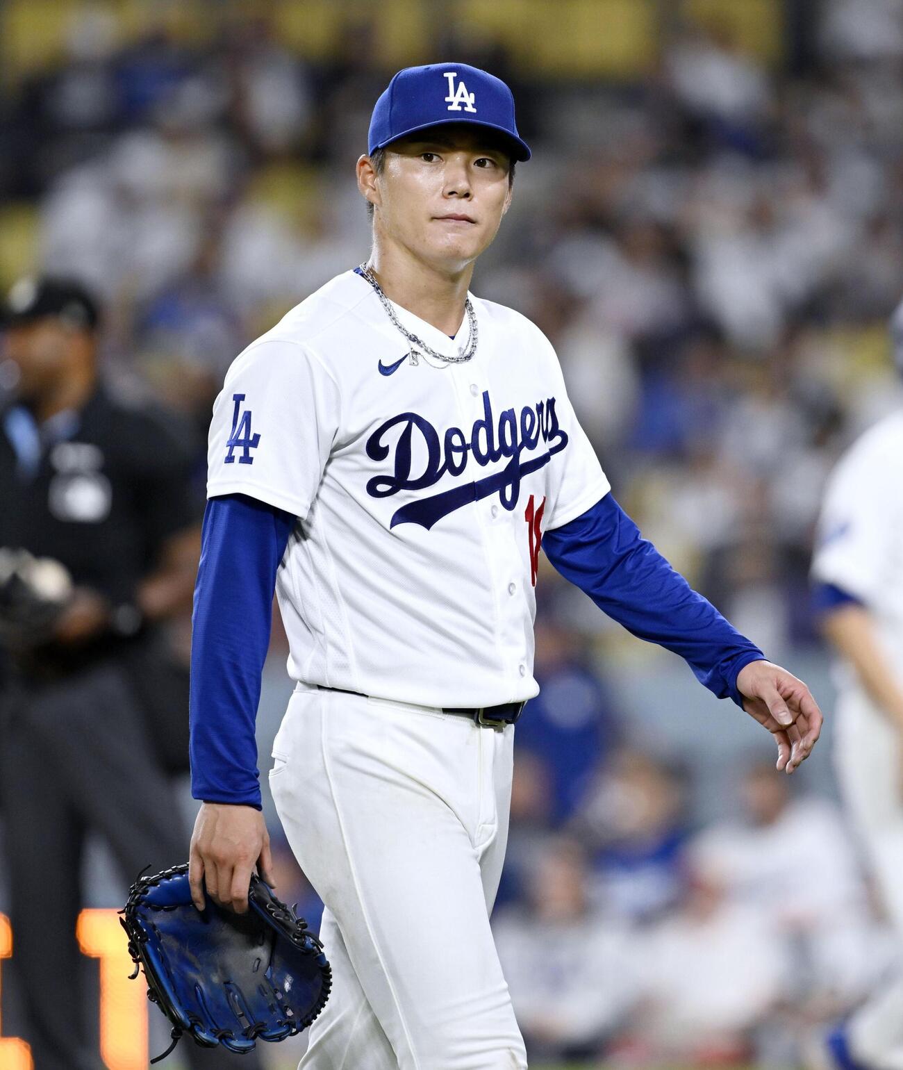 カージナルス戦の7回を投げ終え、ベンチに戻るドジャース・山本＝ロサンゼルス（共同）