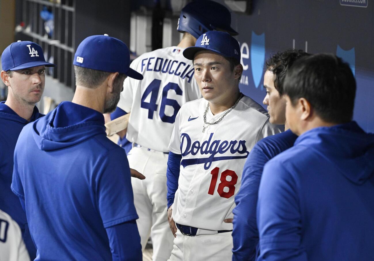 カージナルス戦の7回を投げ終え、ベンチでコーチらと話すドジャース・山本（18）＝ロサンゼルス（共同）