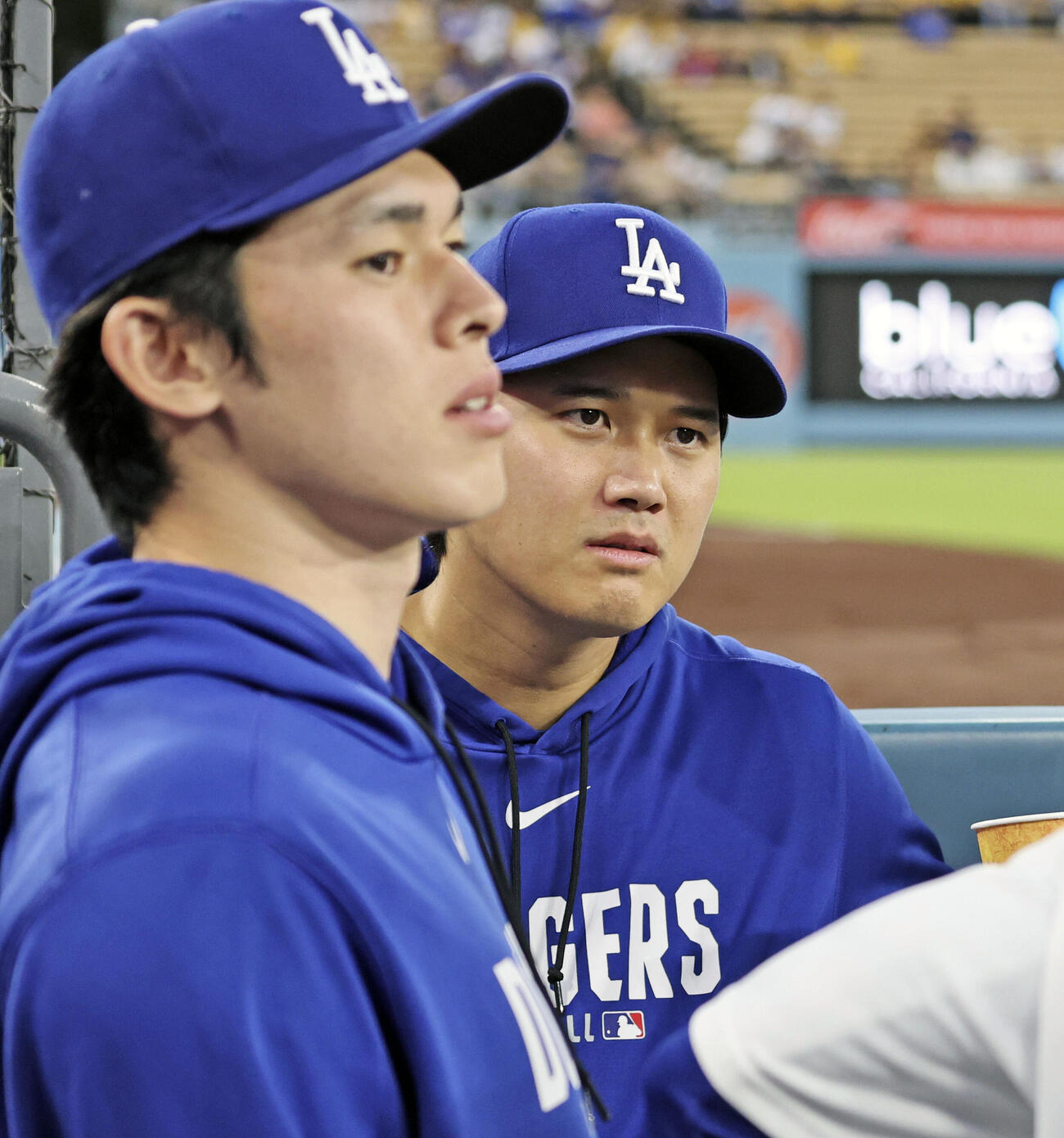カージナルス戦で先発を外れたドジャース大谷。左は佐々木朗＝ロサンゼルス（共同）