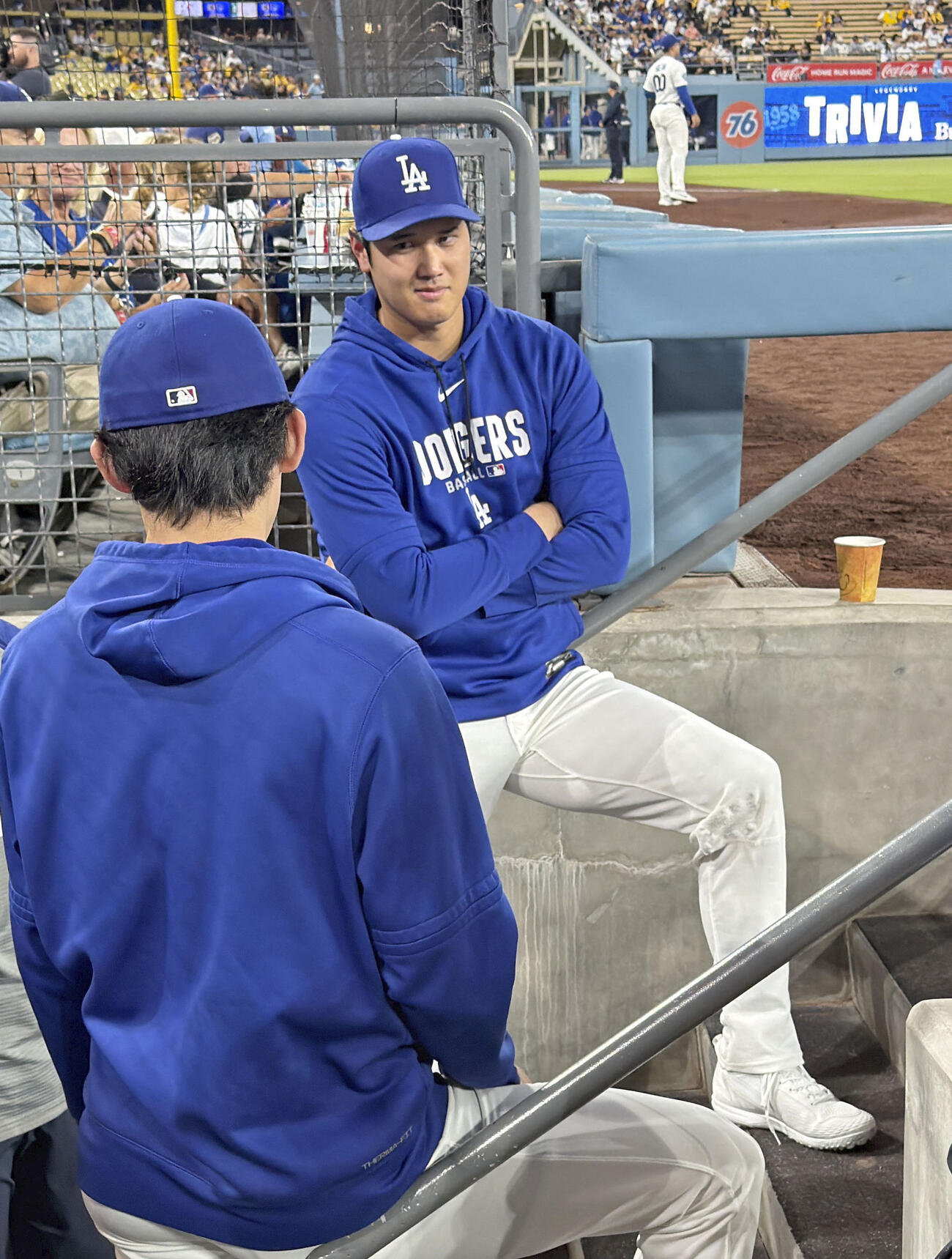 カージナルス戦で先発を外れ、ベンチで佐々木朗（手前）と話すドジャース大谷＝ロサンゼルス（共同）