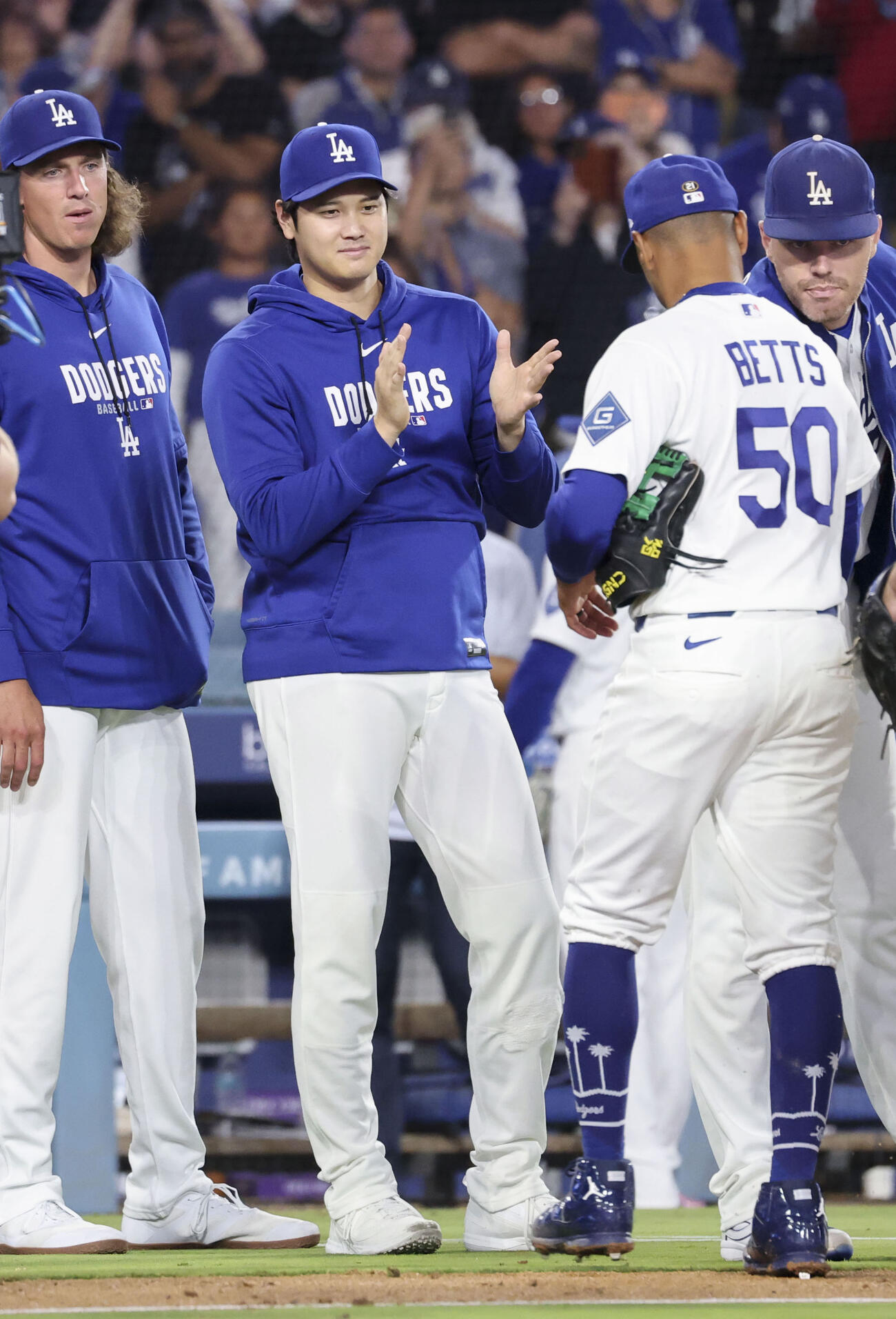 ナショナルズに勝利し、チームメートを迎えるドジャース・大谷（左から2人目）＝ロサンゼルス（共同）