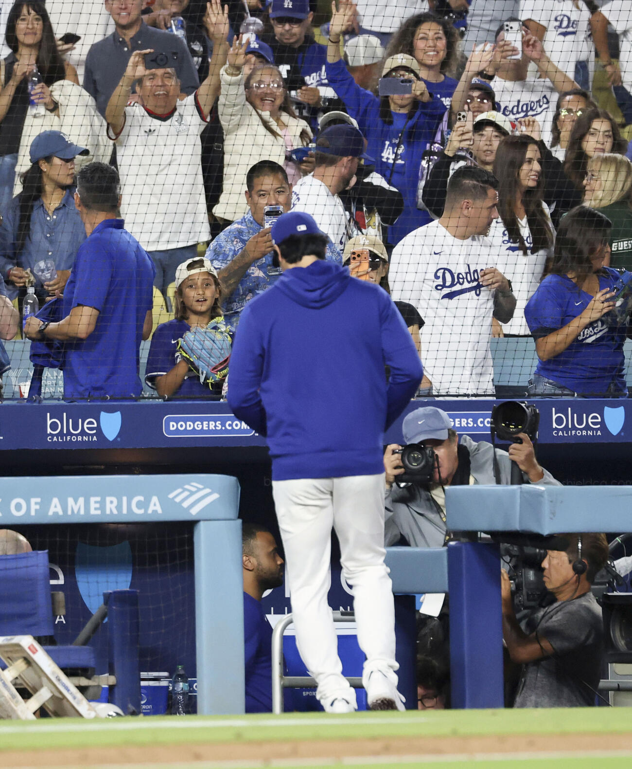 ファンの声援を受けながらグラウンドを後にするドジャース・大谷＝ロサンゼルス（共同）