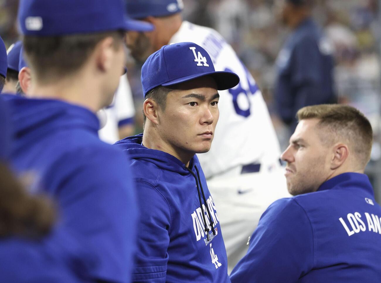 ナショナルズ戦、ベンチのドジャース・山本＝ロサンゼルス（共同）