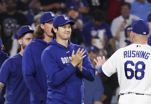 ナショナルズに勝利し、チームメートを迎えに出るドジャース大谷（共同）