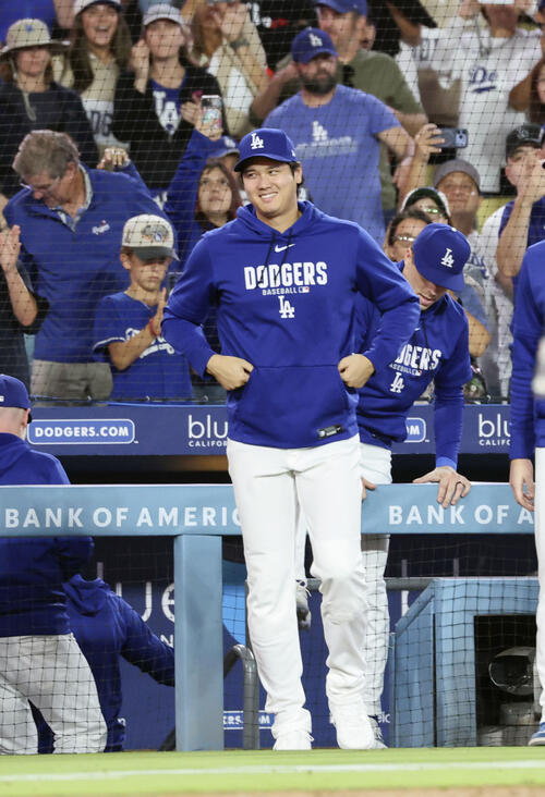 ナショナルズに勝利し、チームメートを迎えに出るドジャース・大谷＝ロサンゼルス（共同）