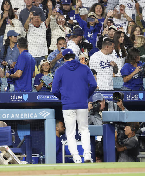 ファンの声援を受けながらグラウンドを後にするドジャース・大谷＝ロサンゼルス（共同）