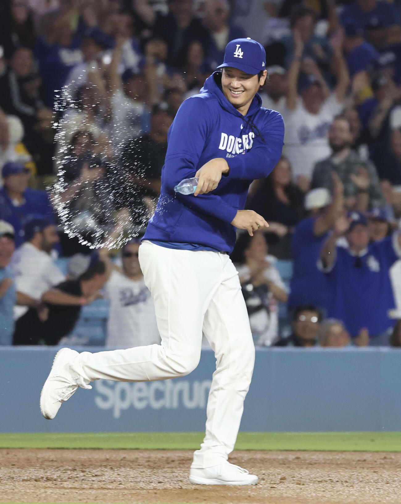 カージナルス戦の9回、チームがサヨナラ勝ちし、喜ぶドジャース大谷＝ロサンゼルス（共同）