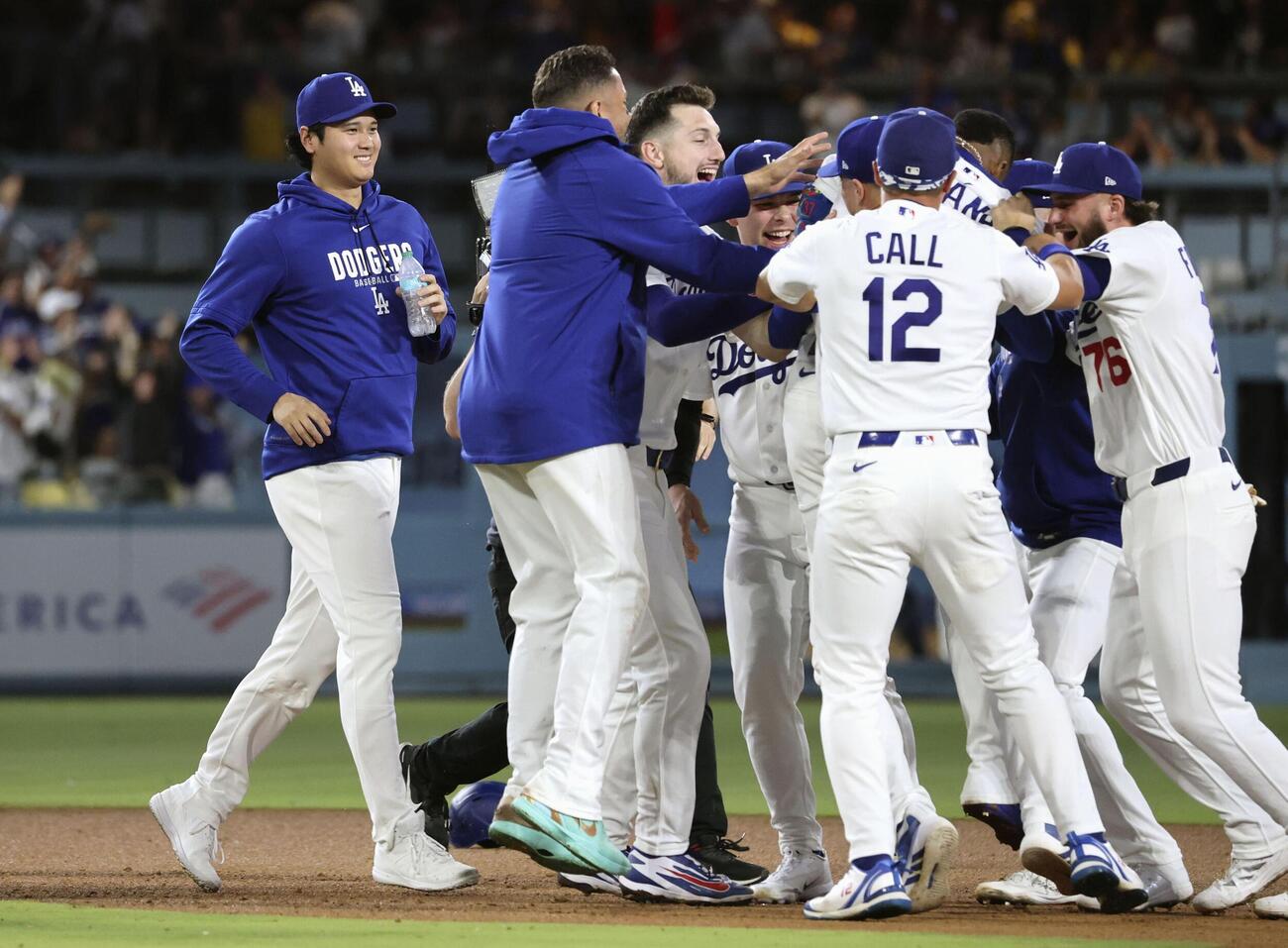 カージナルス戦の9回、チームがサヨナラ勝ちし、喜ぶドジャース大谷（左端）ら＝ロサンゼルス（共同）