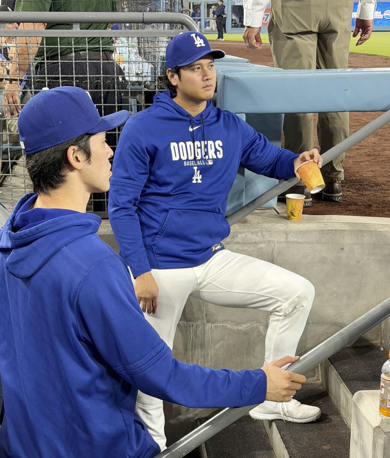 カージナルス戦で先発を外れ、ベンチから試合を見つめるドジャース・大谷。左は佐々木朗＝ロサンゼルス（共同）