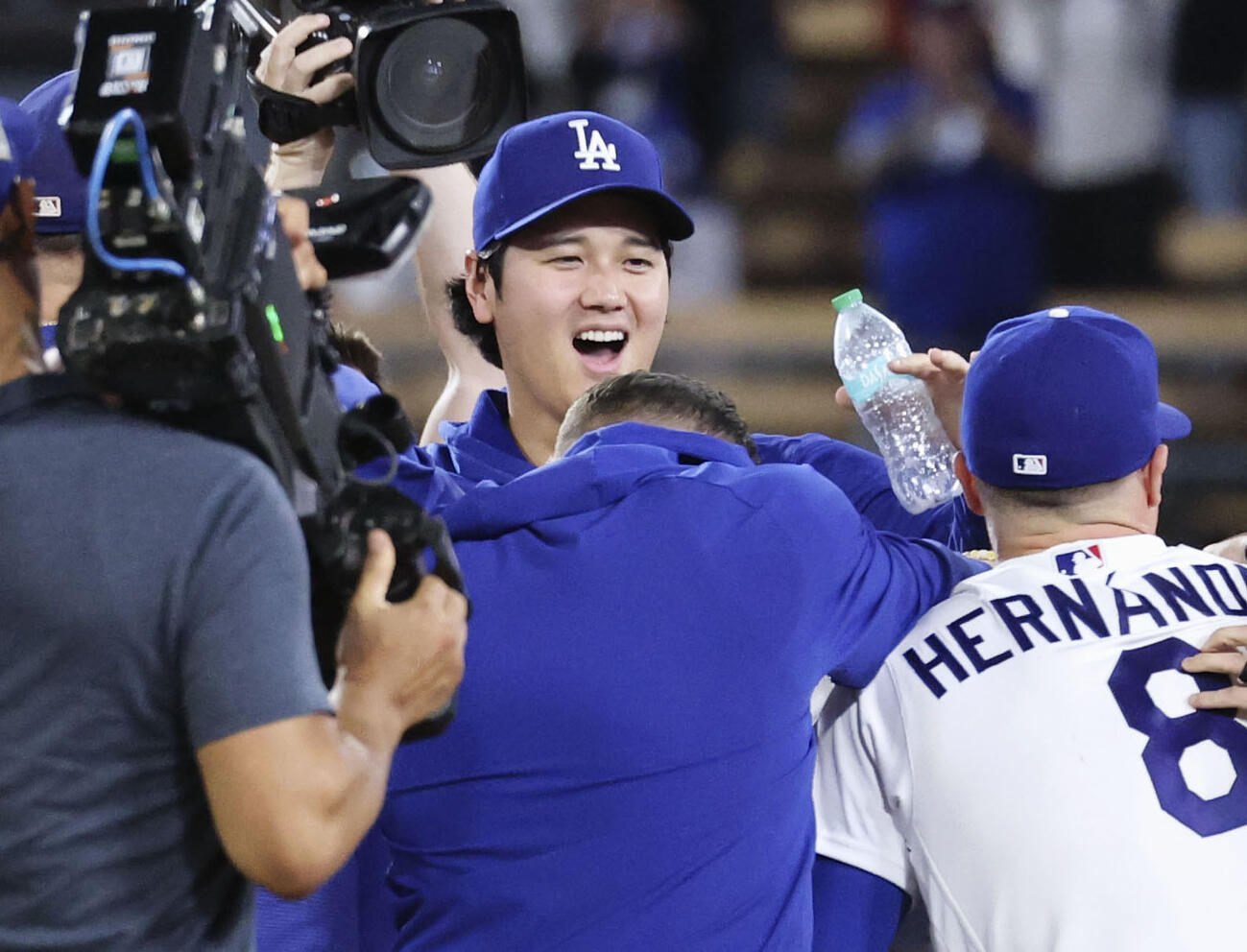カージナルス戦の9回、チームがサヨナラ勝ちし、喜ぶドジャース大谷（共同）