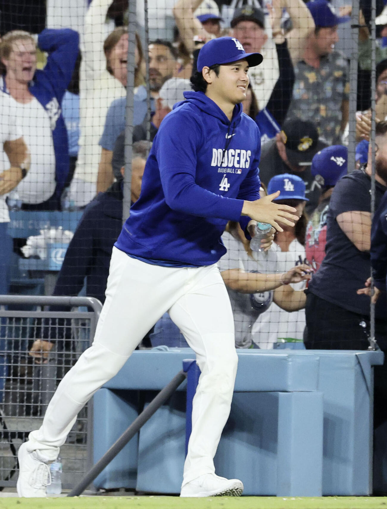 カージナルス戦の9回、チームがサヨナラ勝ちし、ベンチから駆け出すドジャース大谷（共同）