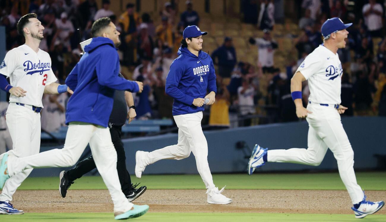カージナルス戦の9回、チームがサヨナラ勝ちし、喜ぶドジャース・大谷（右から2人目）ら＝ロサンゼルス（共同）