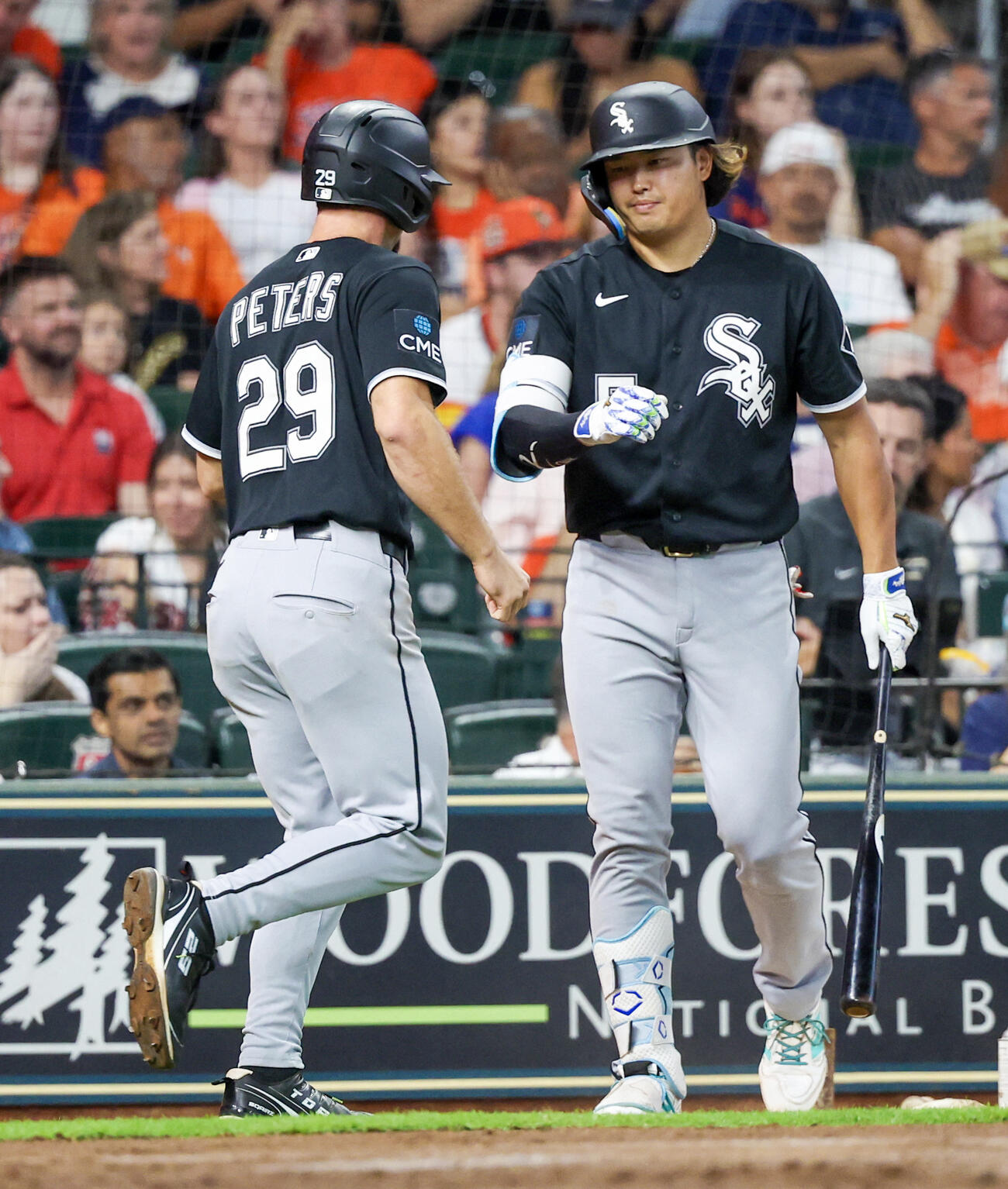 アストロズ戦2回、ピーターズを迎えるホワイトソックス村上宗隆（ロイター）