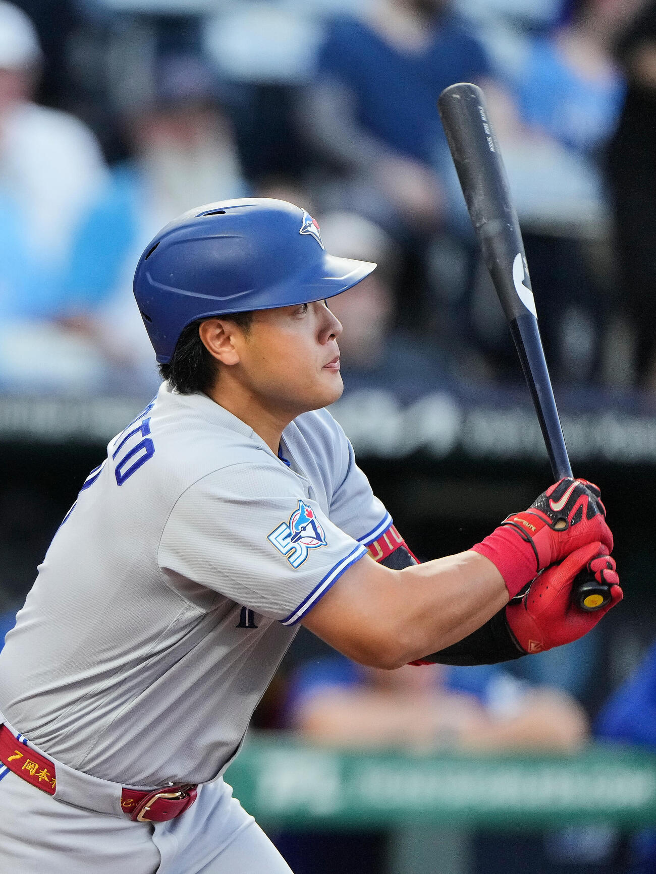ロイヤルズ戦1回、タイムリーを放つブルージェイズ岡本和真（AP）