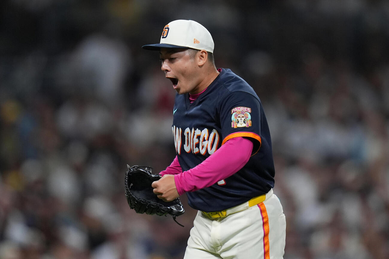 ヤンキース戦の6回、無失点に抑え喜ぶパドレス松井裕樹（AP）