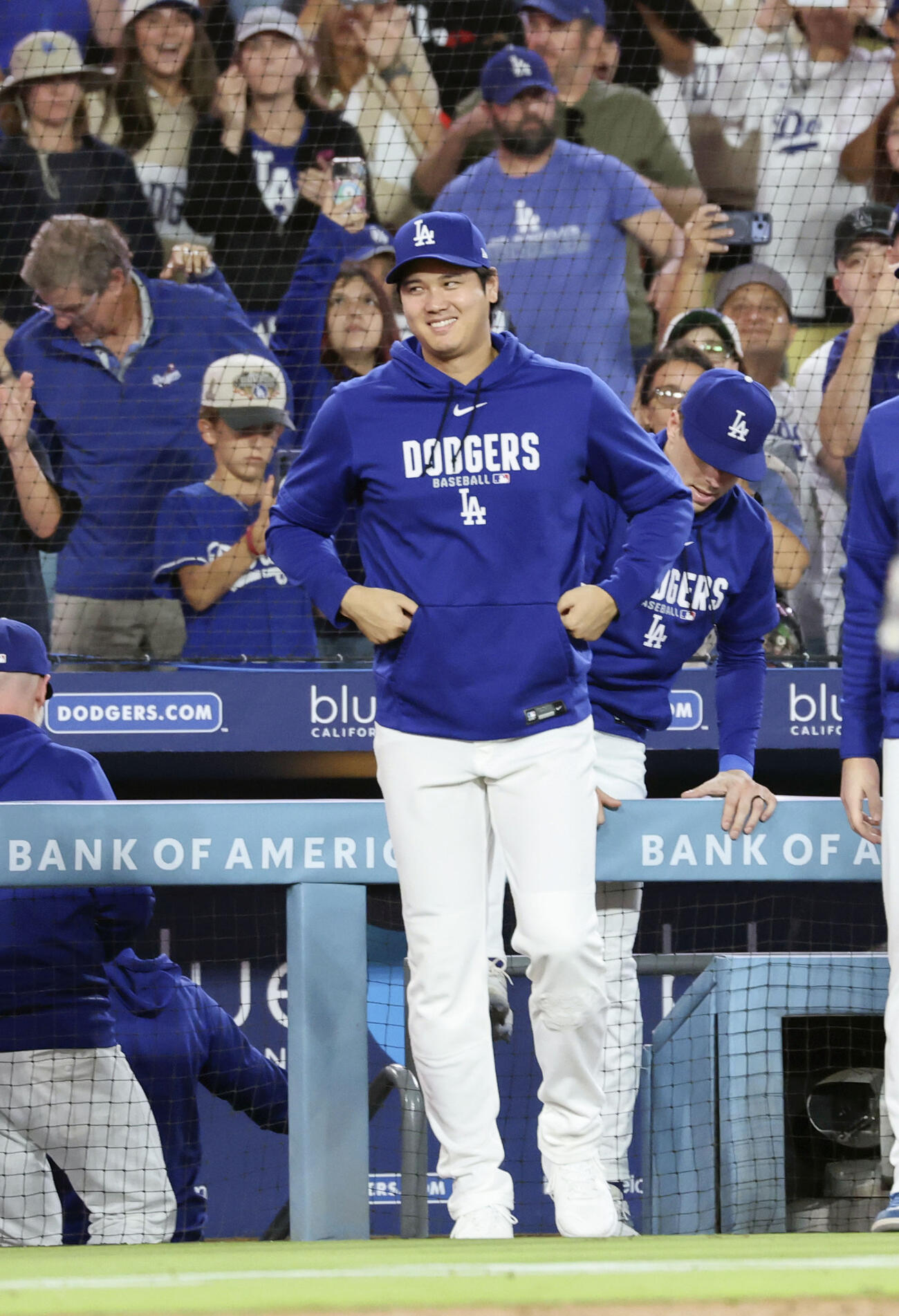 ナショナルズに勝利し、チームメートを迎えに出るドジャース・大谷＝ロサンゼルス（共同）