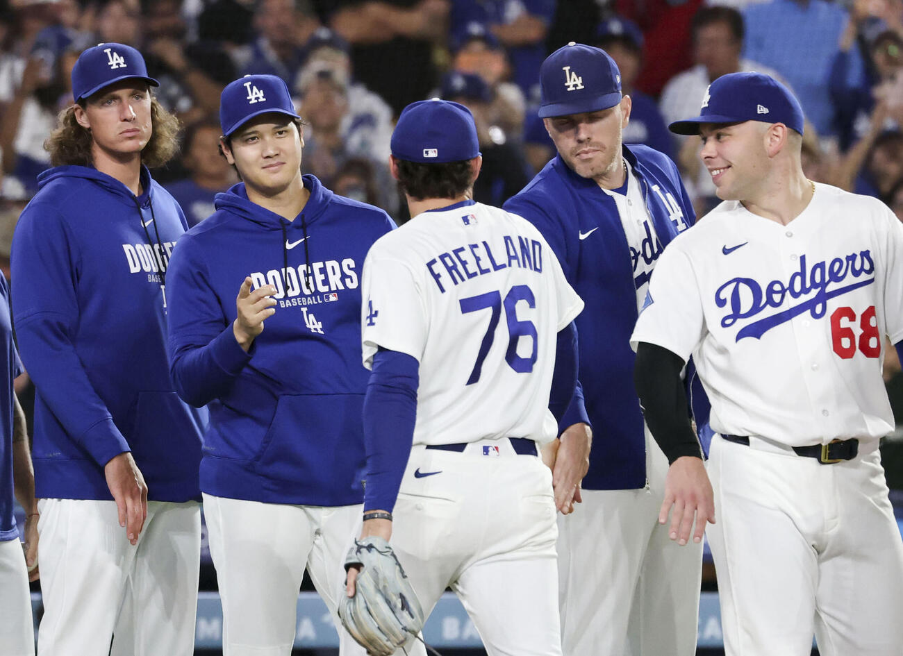 ナショナルズに勝利し、チームメートを迎えるドジャース・大谷（左から2人目）＝ロサンゼルス（共同）