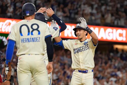 7回、逆転3ランを放ったドジャースのエドマン(AP)