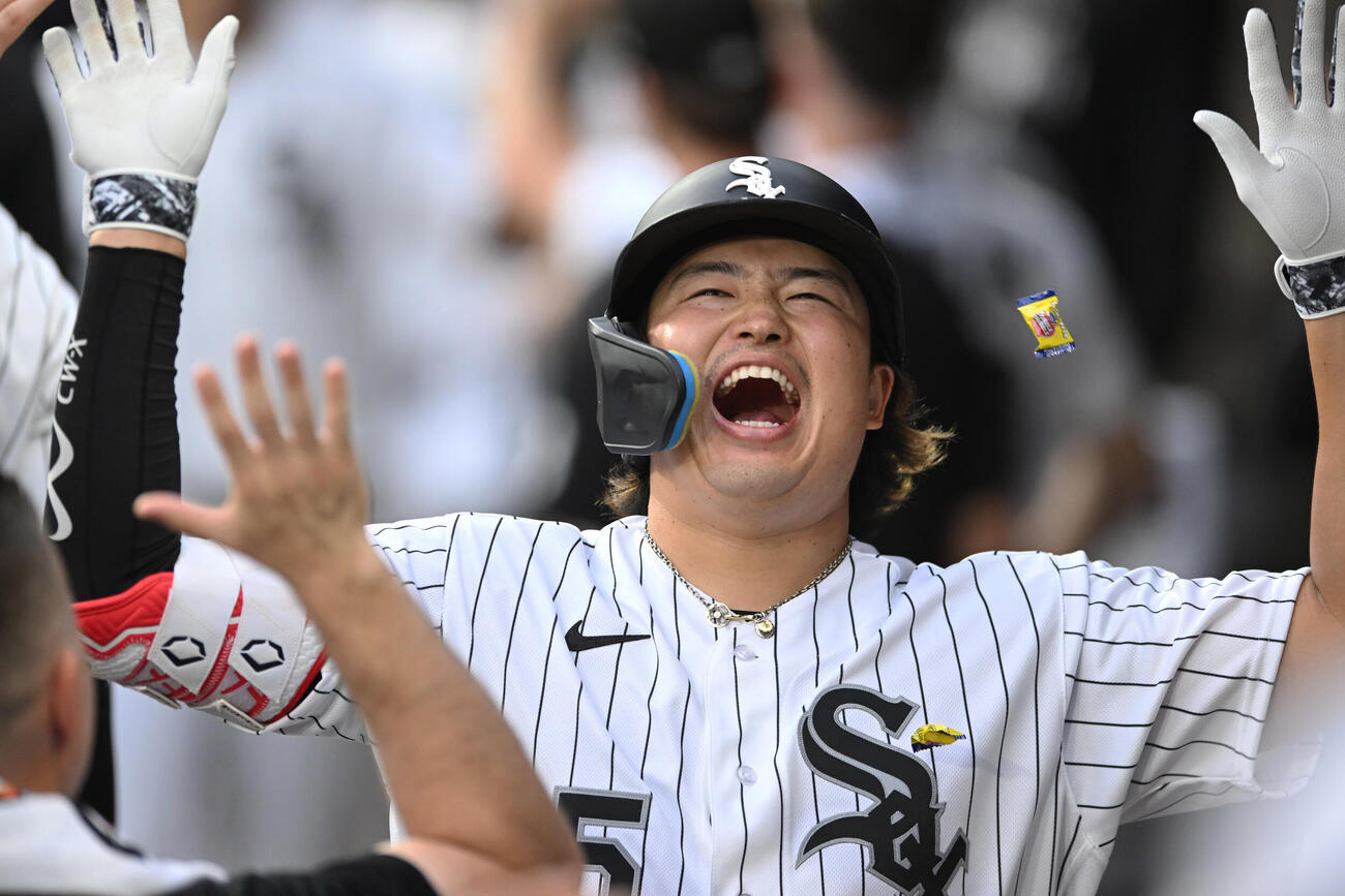 1回、30号2ランを放ち喜ぶホワイソックス村上（AP）